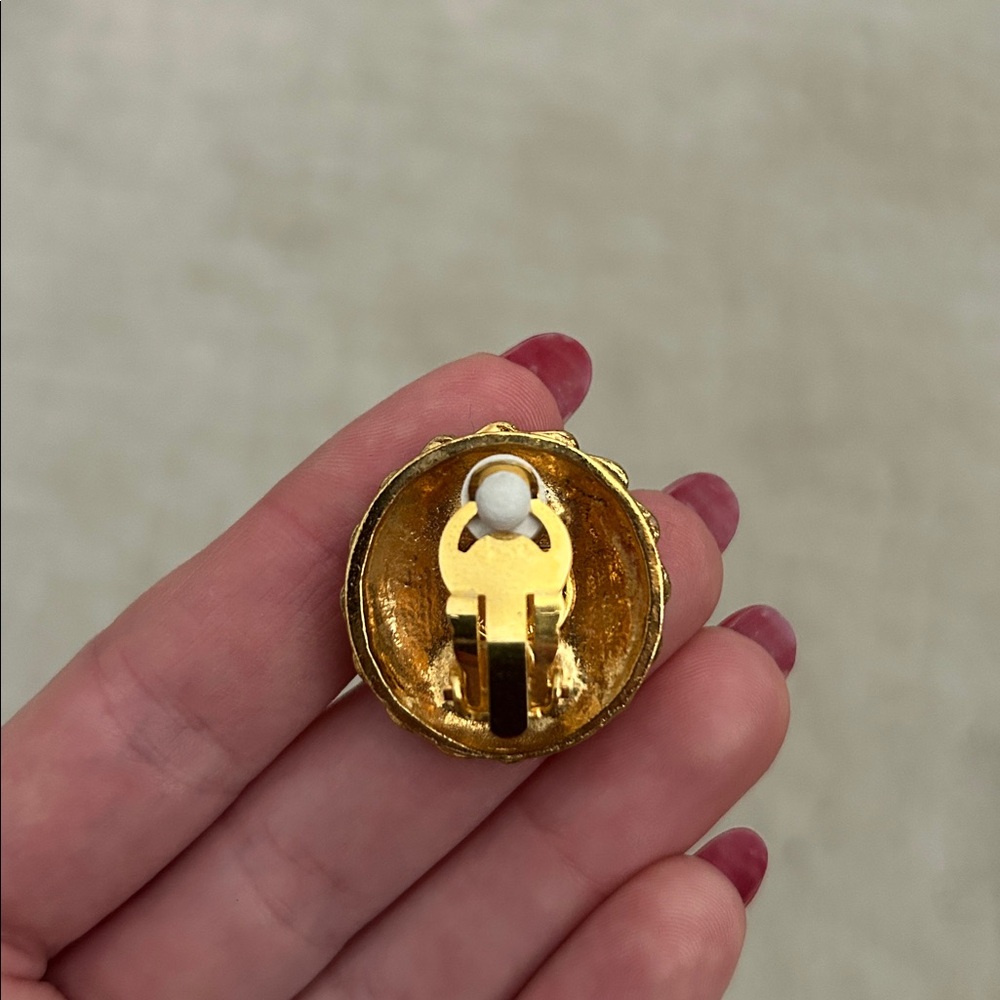 CHANEL Vintage Gold Medallion Clip-On Earrings - Picture 4 of 4